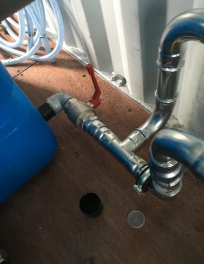 Installatieleidingen met isolatie langs een wand