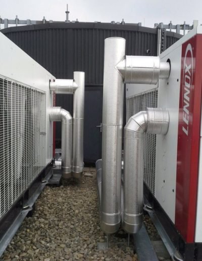 Koelinstallatie met koelmachine op een bedrijfsdak