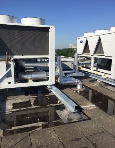 Gekoeld watersysteem met koelmachine en leidingwerk